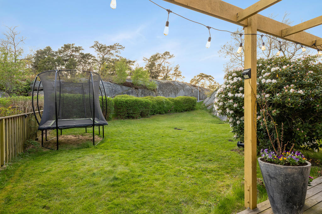 Trädgården nedre plan tar er vidare ut till naturen