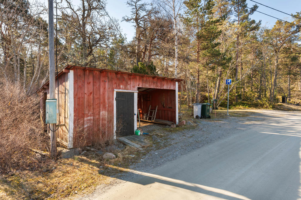 Carport på andra sidan vägen