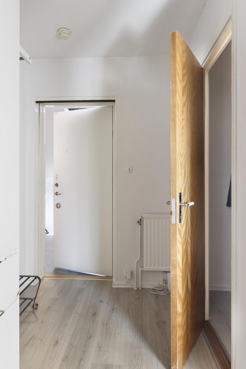 Hall med praktisk klädkammare