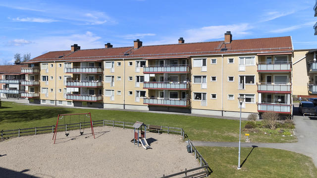 Balkongsida mot lekpark