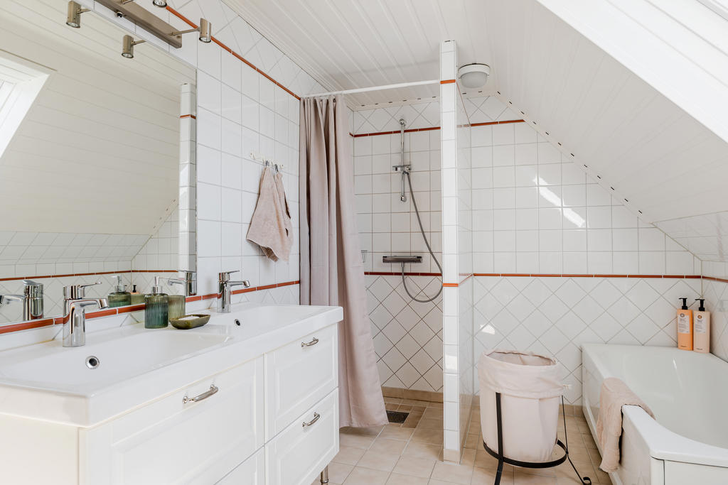 Stort badrum ovanvåning