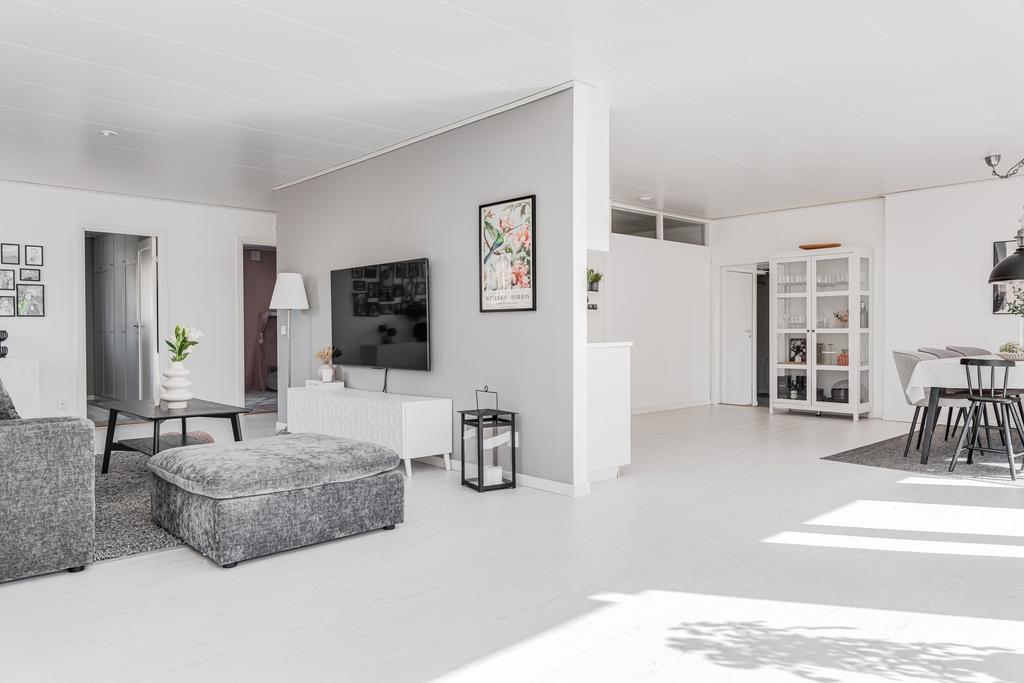 Vy över vardagsrum och matplats