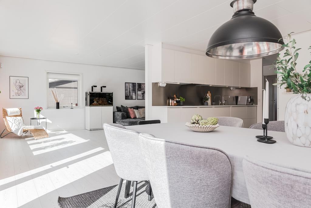 Vy från matplats mot kök och vardagsrum.