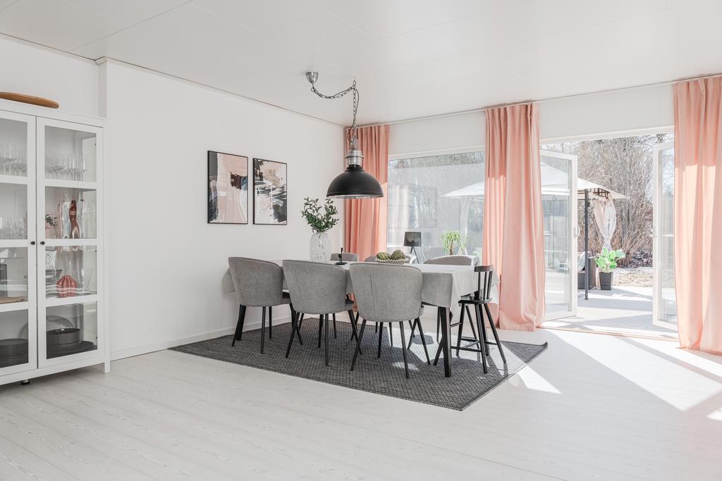 Matplats med utgång till altan