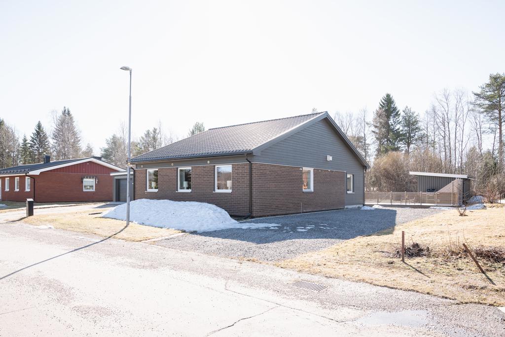 Mycket bra utrymmen på gaveln av villan för exempelvis husbil, släp, husvagn m m