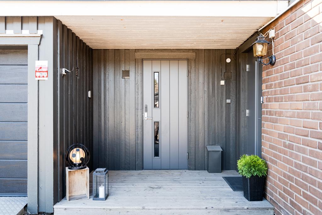 Huvudentré till höger.
Groventré rakt fram.