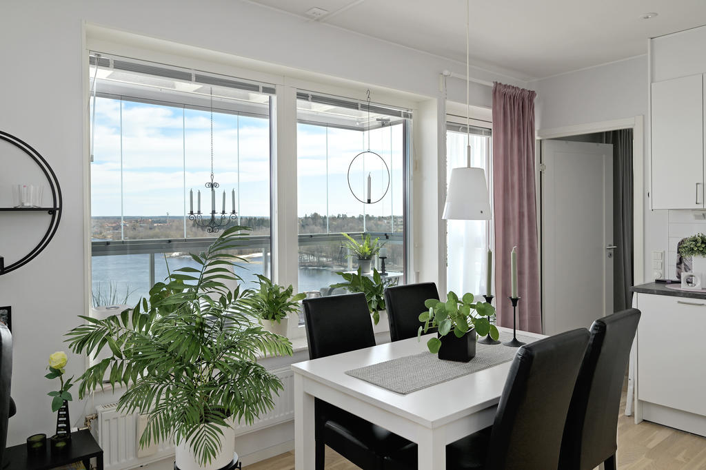 Matplatsen mot utgång till balkong