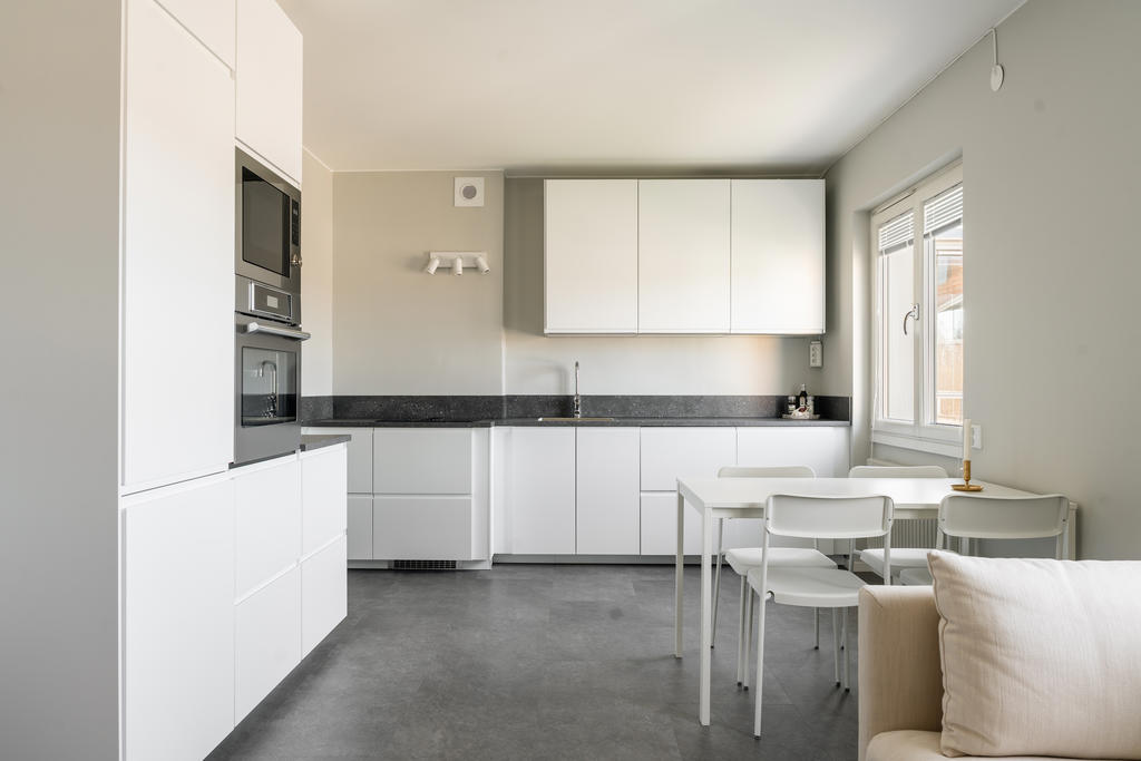 Kök och  vardagsrum i öppen planlösning