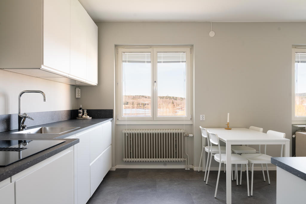 Kök och  vardagsrum i öppen planlösning