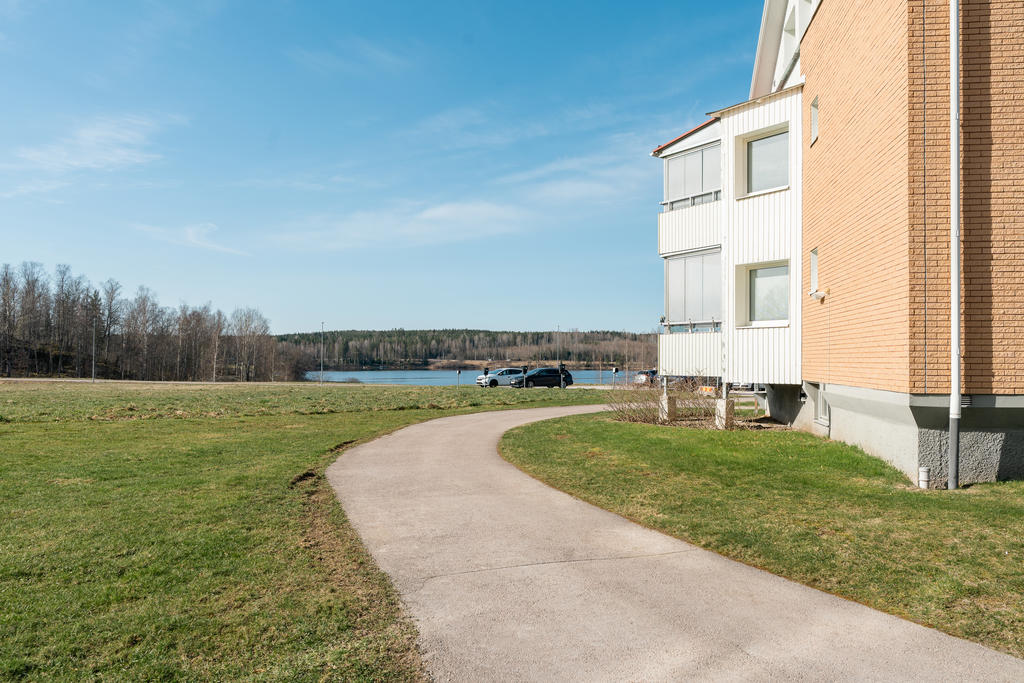 Gavelsida av huset, utsikt mot sjön