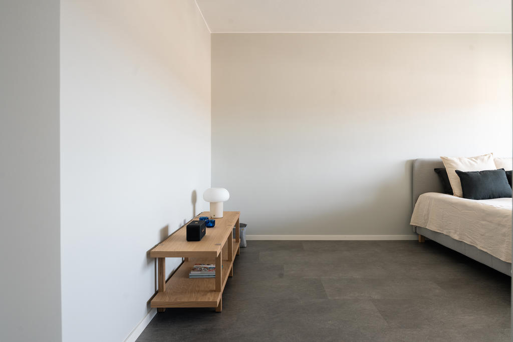 Sovrum med utgång till inglasad balkong