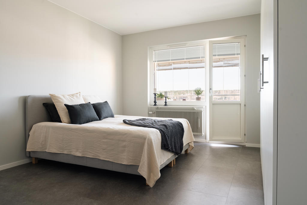 Sovrum med utgång till inglasad balkong