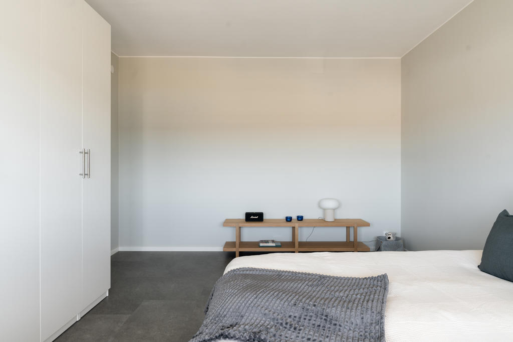 Sovrum med utgång till inglasad balkong