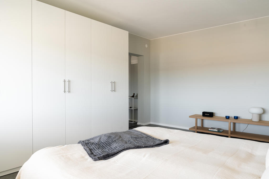 Sovrum med utgång till inglasad balkong