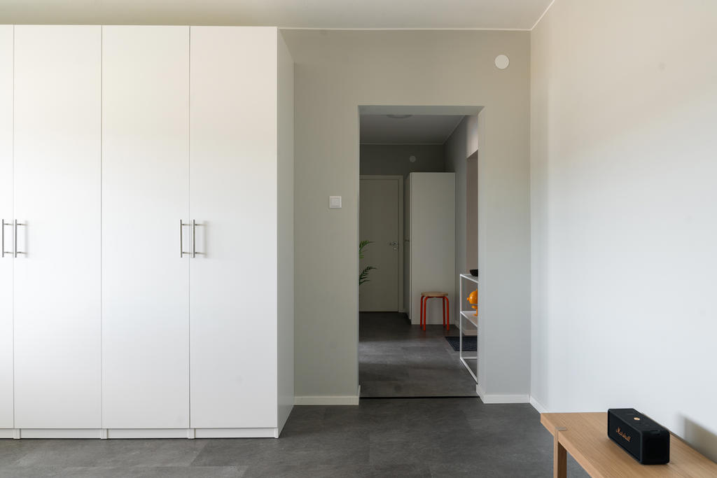 Sovrum mot hallen och badrum