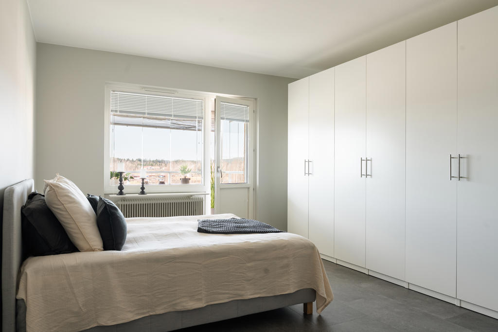 Sovrum med utgång till inglasad balkong