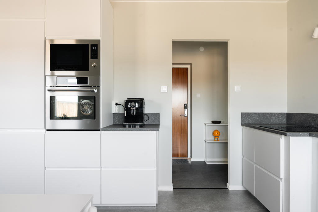 Kök och  vardagsrum i öppen planlösning