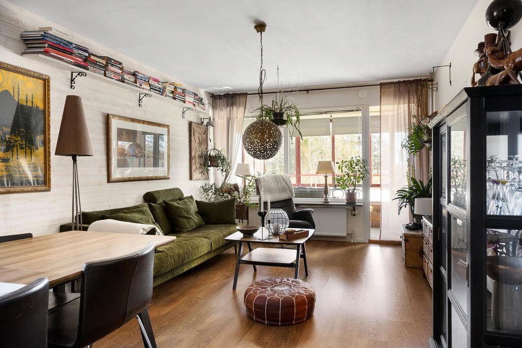 Vardagsrummet med utgång till den inglasade balkongen.