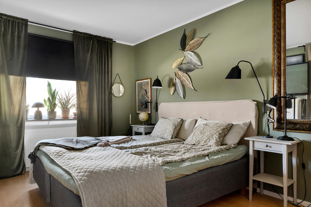 Rofyllt med gröna väggar i sovrummet.