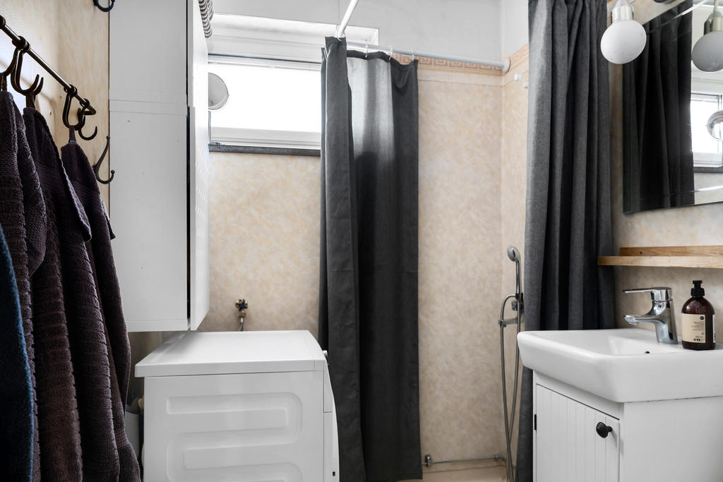 Badrum med tvättmaskin.