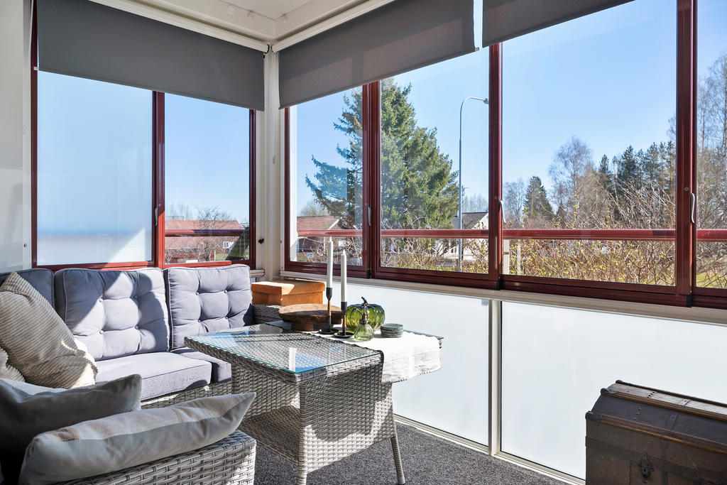 Rymlig inglasad balkong som blir som ett extra rum i lägenheten under den varmare delen av året.