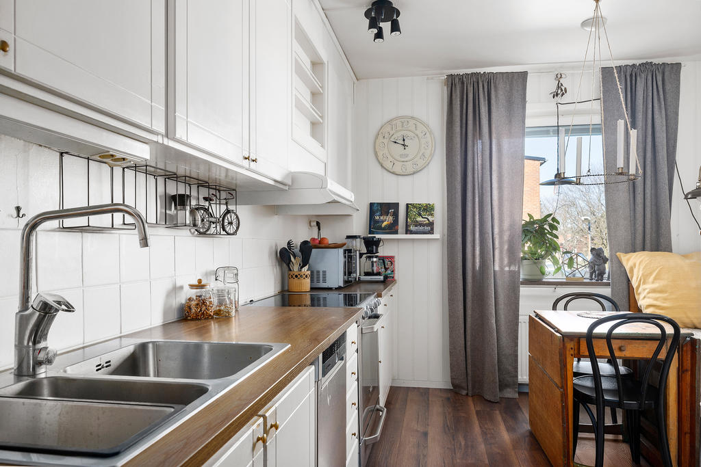 Trevligt kök med plats för matgrupp vid fönstret.