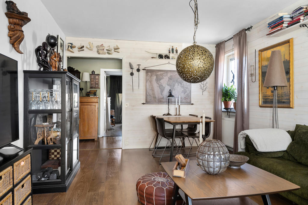 Vardagsrummet rymmer såväl matgrupp som soffhörna.