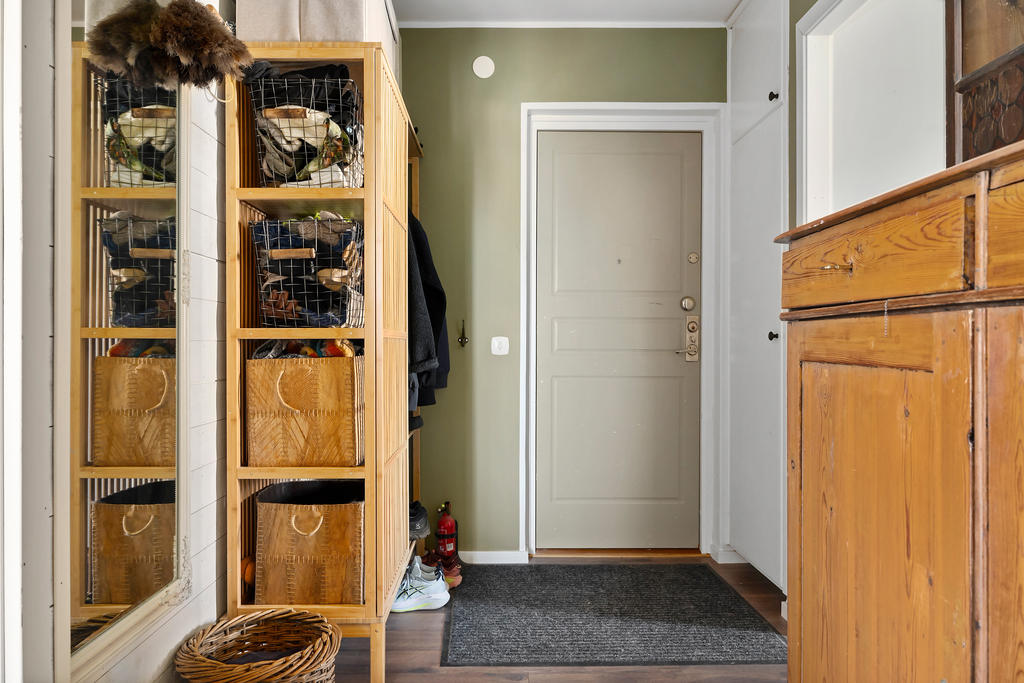 Hall med plats för avhängning och förvaring.