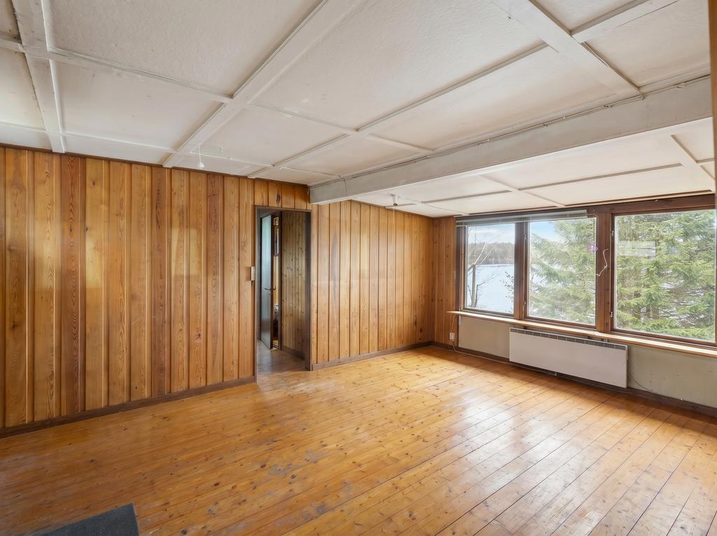 Rymligt vardagsrum med sjöutsikt