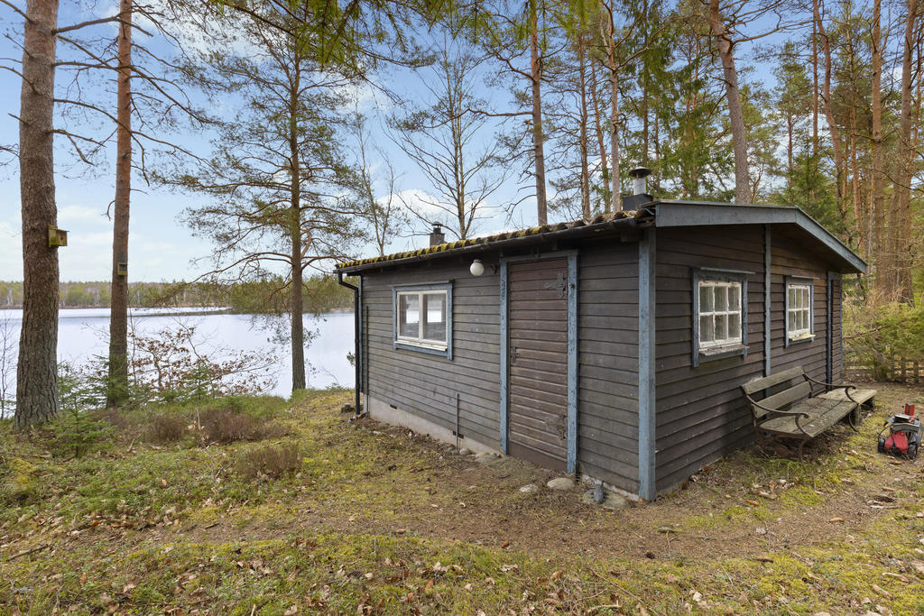 Gäststuga med utsikt över sjön