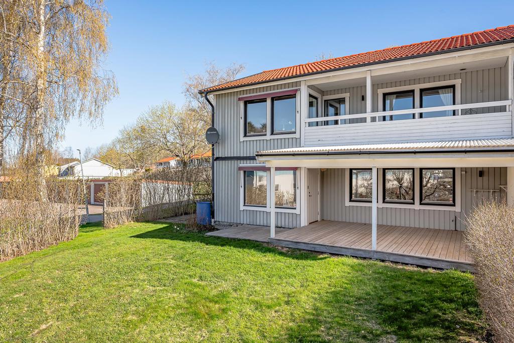 Trädgårdssida med stor altan