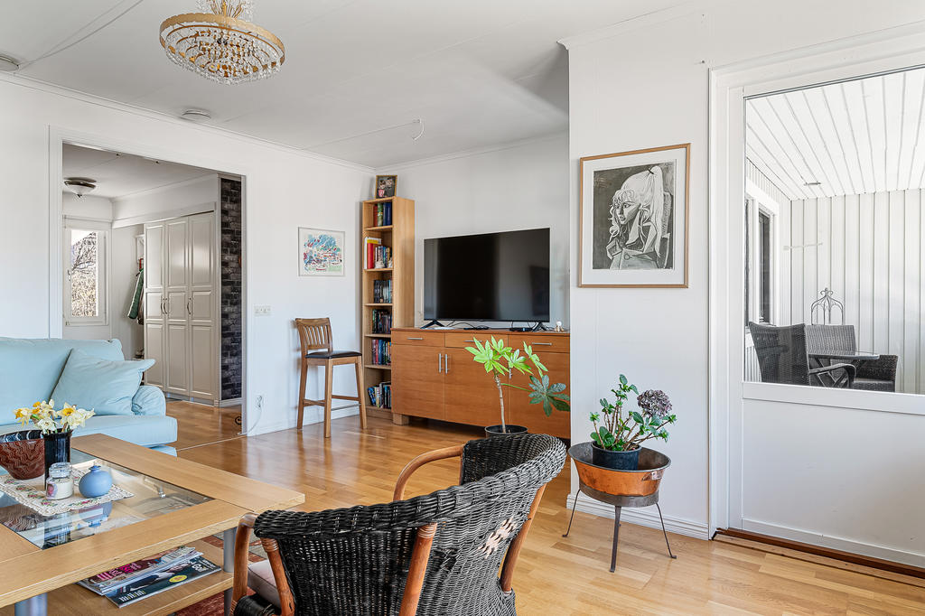 Vardagsrum med utgån balkong