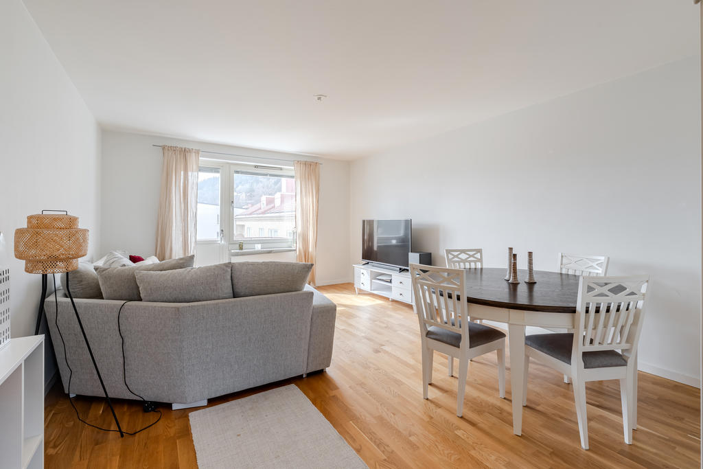 Rymligt vardagsrum med både plats för matbord och stor soffa