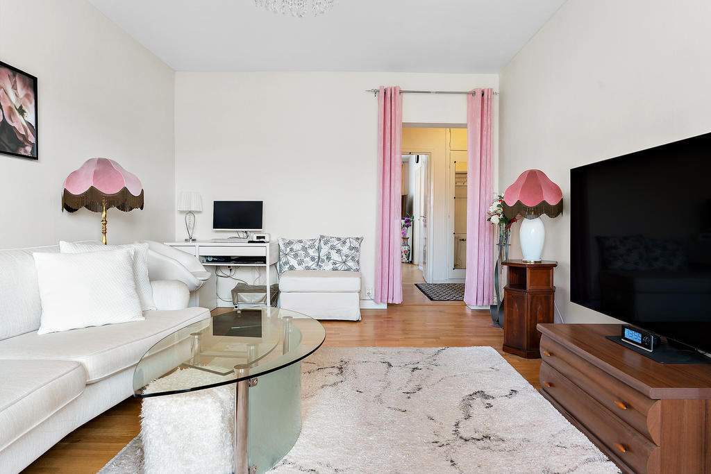 Plats för både soffgrupp och skrivbord