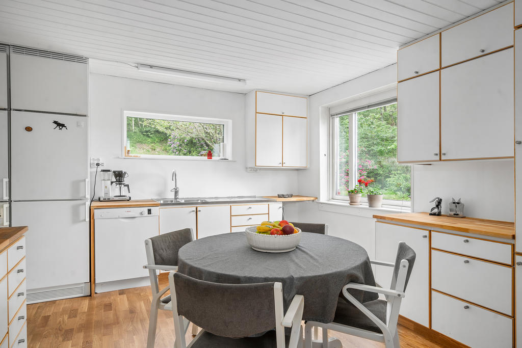 Bra förvaring och plats för matbord