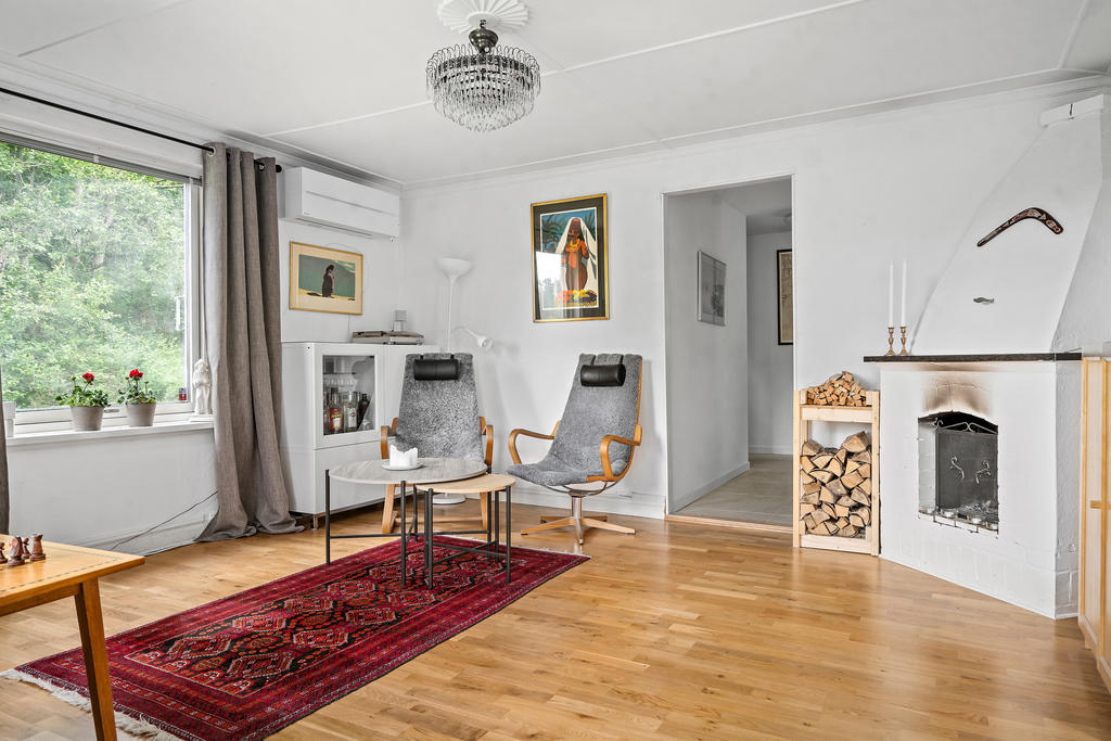 Vardagsrum med öppen spis