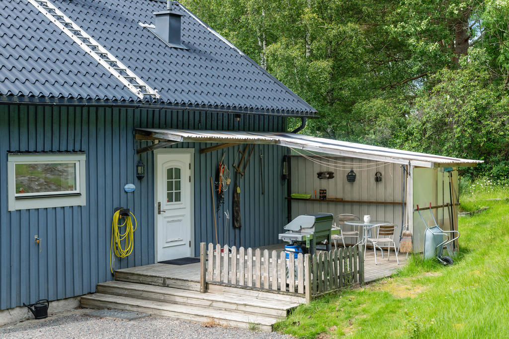 Entré med mysig altan