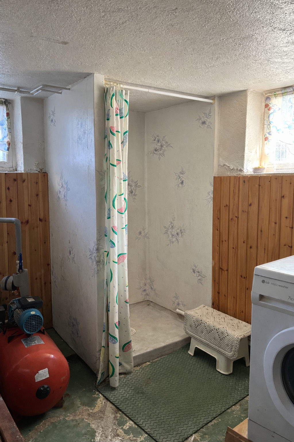 Tvättstuga med dusch och tvättmaskin.