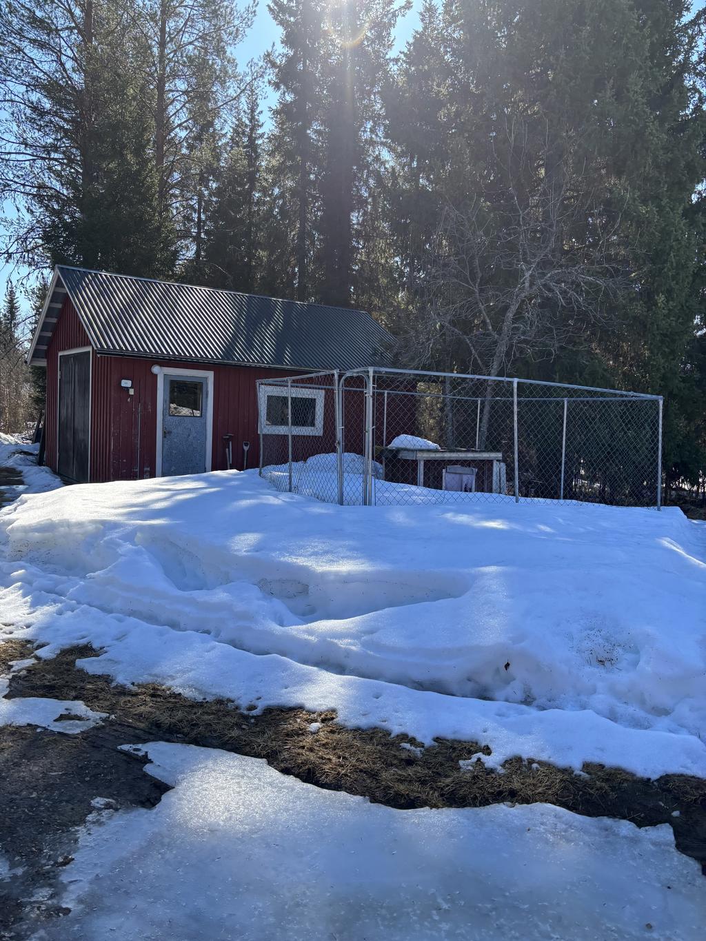 Varmgarage och hundgård.