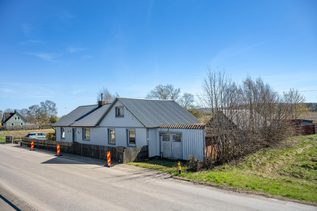 Entrésida med ingång till garaget