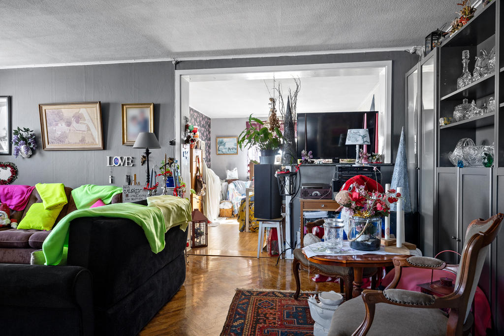 Vardagsrum med valv in mot matrummet