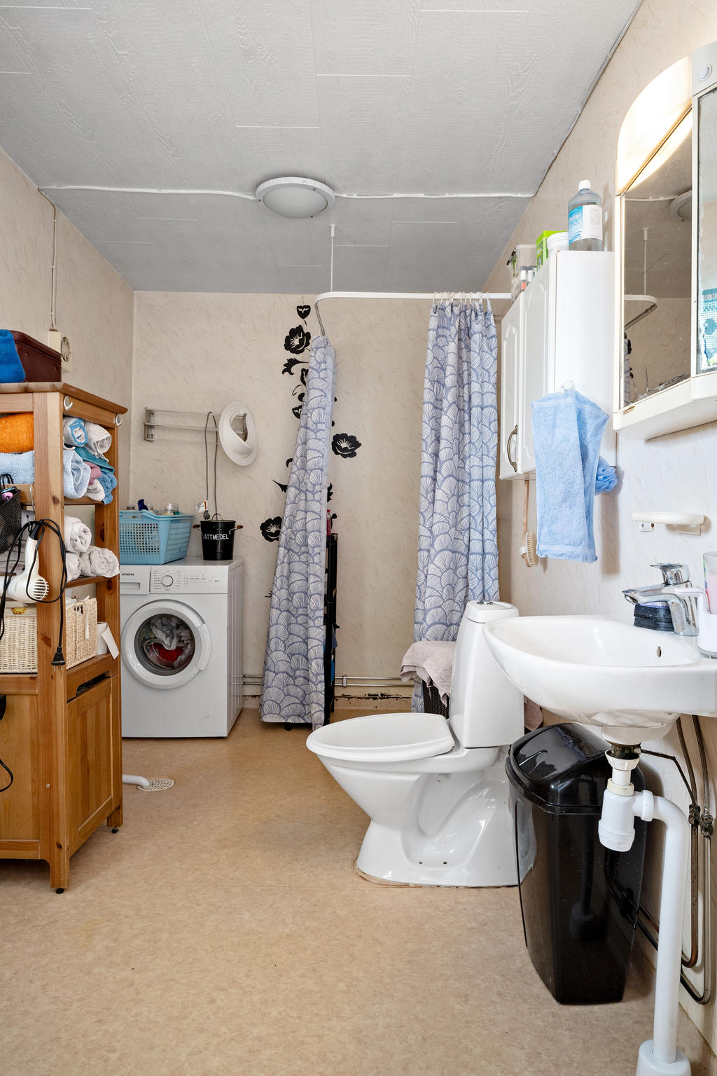 Stort badrum med dusch och tvättmaskin