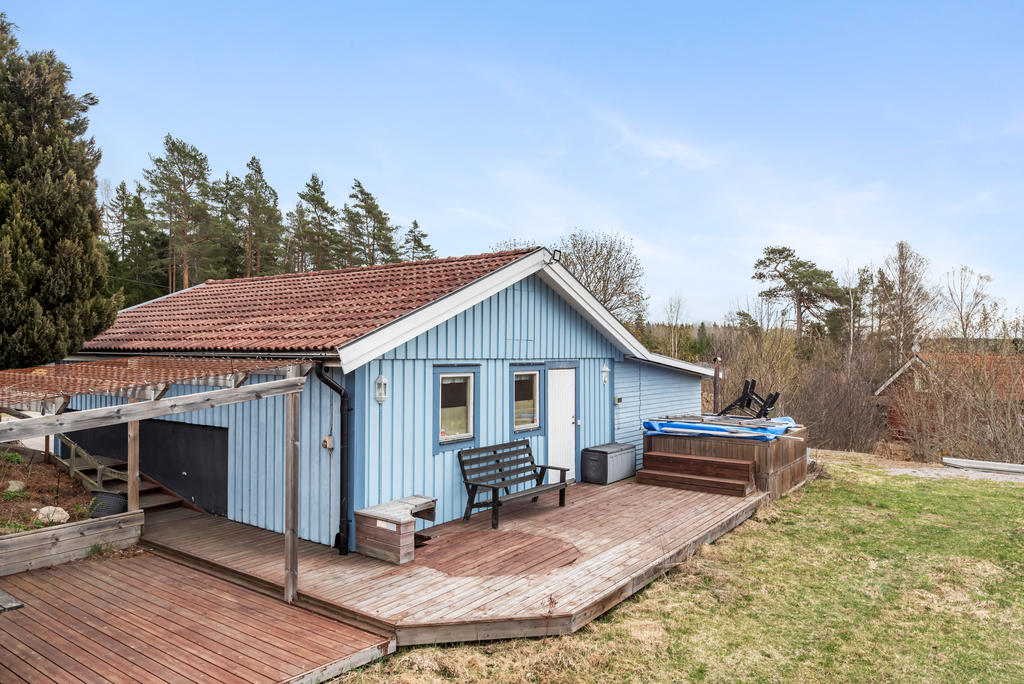 Baksidan av garaget, ingång till bastu