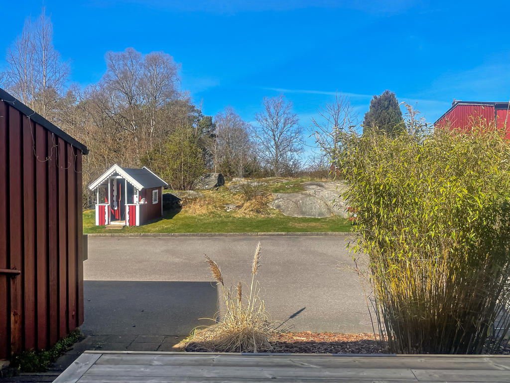 Uteplats med eftermiddag/kvällssol och fritt läge framför huset