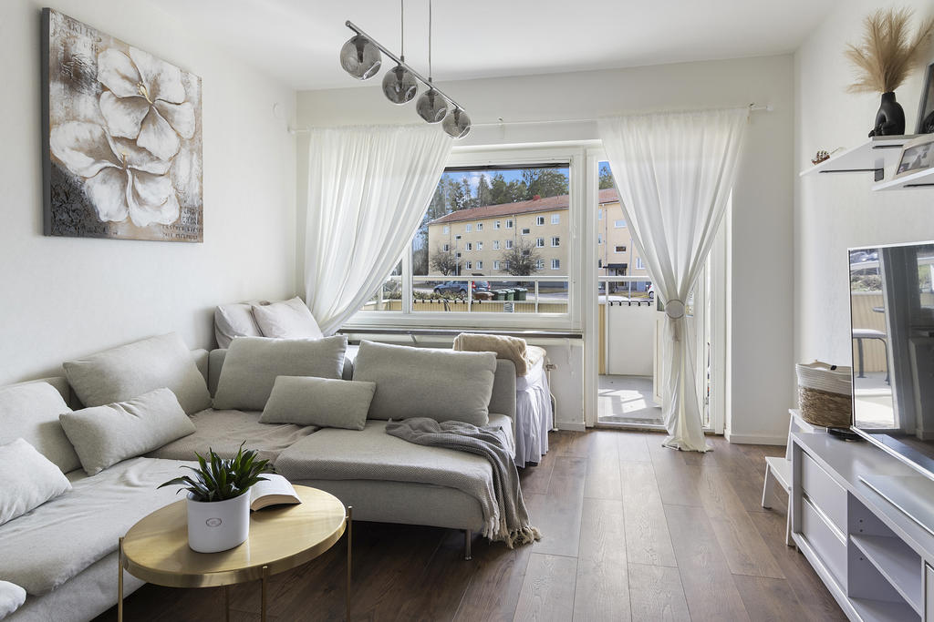 Vardagsrum med utgång till balkong