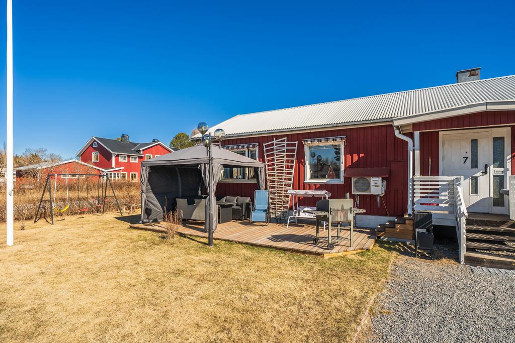 Terass byggd 2025, belägen i direkt anslutning till entrén.