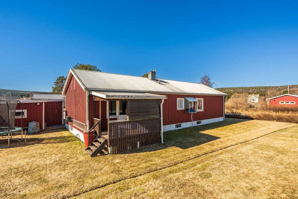 Utgång till uteplats finns i sovrum, uteplats belägen på baksida i norrläge. 