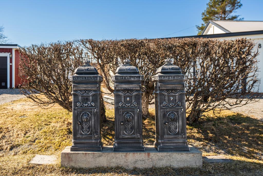 Brevlåda, belägen mittemot Rosenborgsvägen 7. 