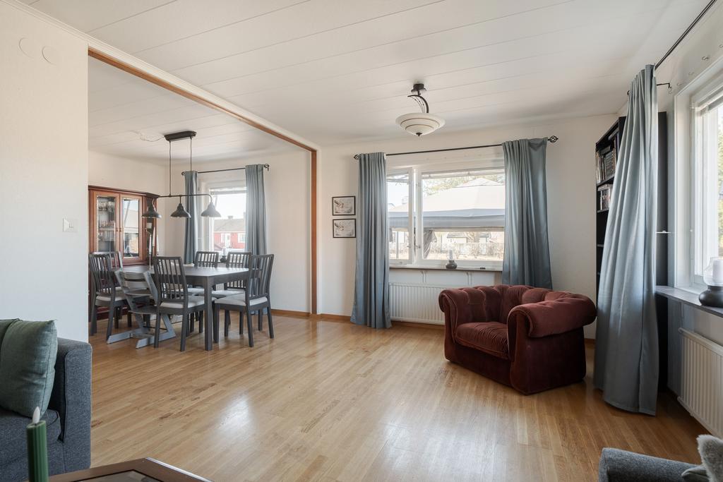 Vardagsrum i direkt anslutning till matsal