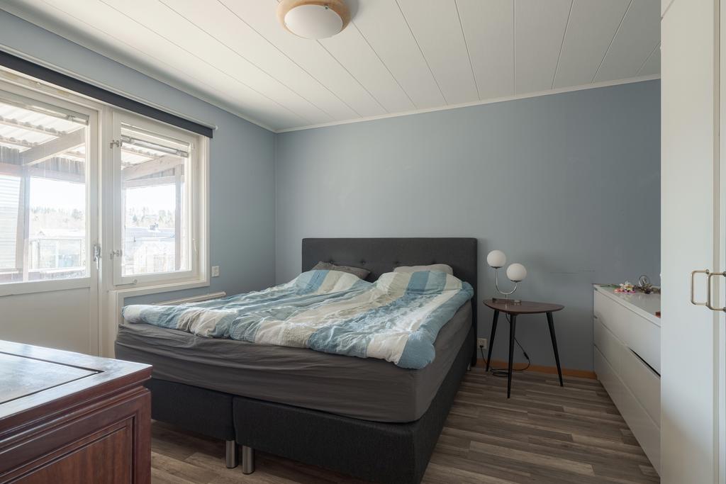 Sovrum på entréplan, beläget i direkt anslutning till köket. 
Här finns även direkt access till uteplatsen på baksidan. Uteplatsen är i norrläge. 